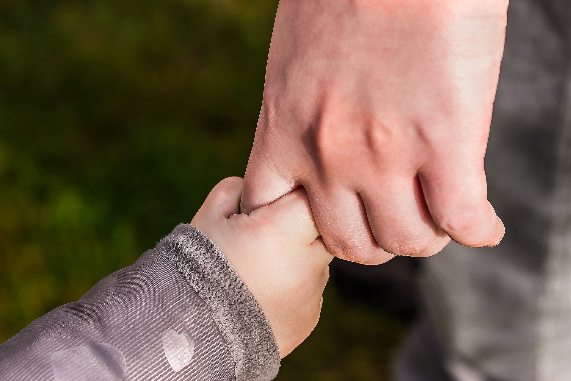 Hånd i hånd - barn og voksen - tilknytningsmønstre